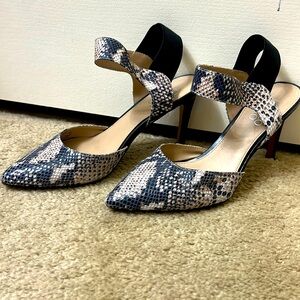 Franco Sarto size 8 pointed toe snake skin print